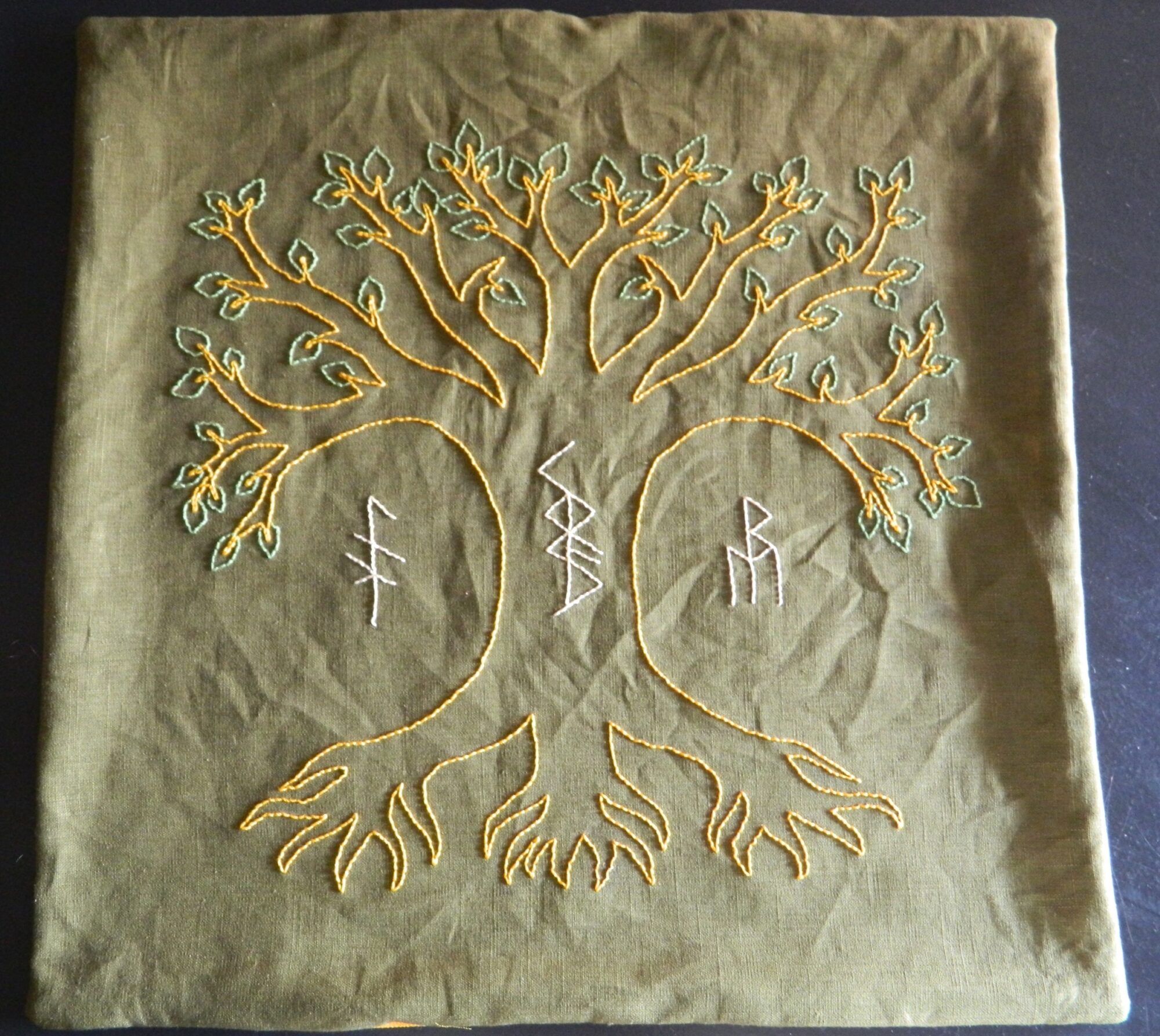Tapis de voyance runique en lin brodé à la main représentant Yggdrasil, l'Arbre de Vie