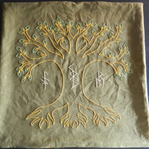 Tapis de voyance runique en lin brodé à la main représentant Yggdrasil, l'Arbre de Vie