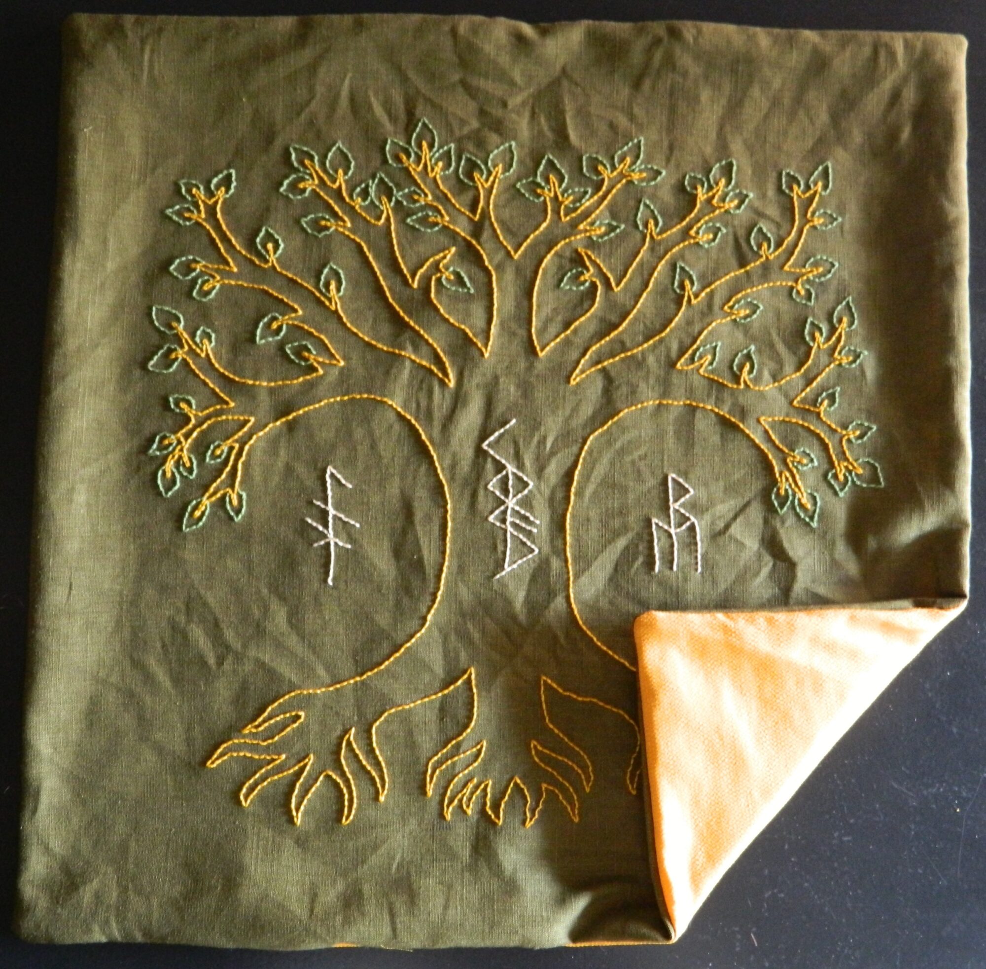 Tapis de voyance runique en lin brodé à la main représentant Yggdrasil, l'Arbre de Vie nordique, pour les tirages de runes et les pratiques divinatoires.