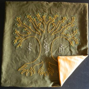 Tapis de voyance runique Yggdrasil en lin – Fait main Tapis de voyance runique en lin brodé à la main représentant Yggdrasil, l'Arbre de Vie nordique, pour les tirages de runes et les pratiques divinatoires.