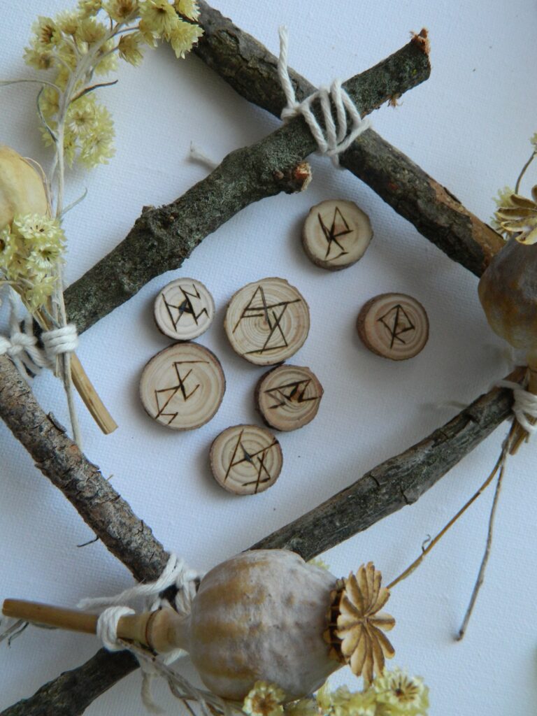 Bindrune, protection runique, association de plusieurs runes pour apporter protection et intention positive à son porteur