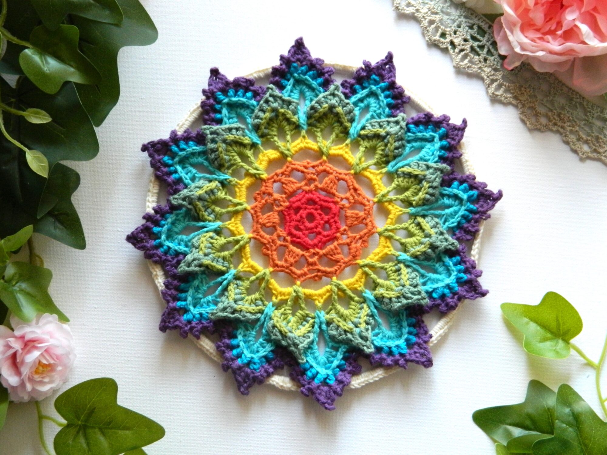 Attrape-rêves BIFROST au crochet Attrape-rêves mandala multicolore représentant les couleurs des chakras, entièrement réalisé au crochet.