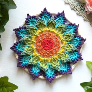 Attrape-rêves BIFROST au crochet Attrape-rêves mandala multicolore représentant les couleurs des chakras, entièrement réalisé au crochet.