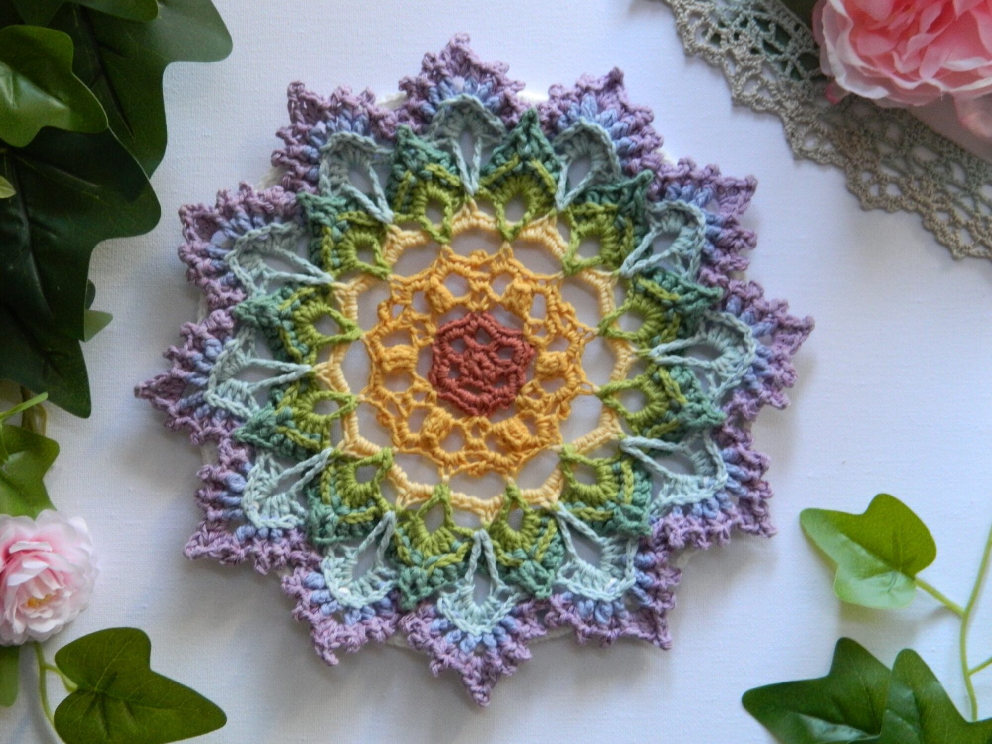 Attrape-rêves BIFROST au crochet Attrape-rêves mandala multicolore représentant les couleurs des chakras, entièrement réalisé au crochet.