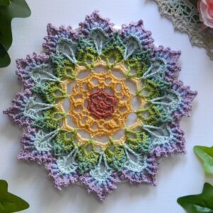 Attrape-rêves BIFROST au crochet Attrape-rêves mandala multicolore représentant les couleurs des chakras, entièrement réalisé au crochet.