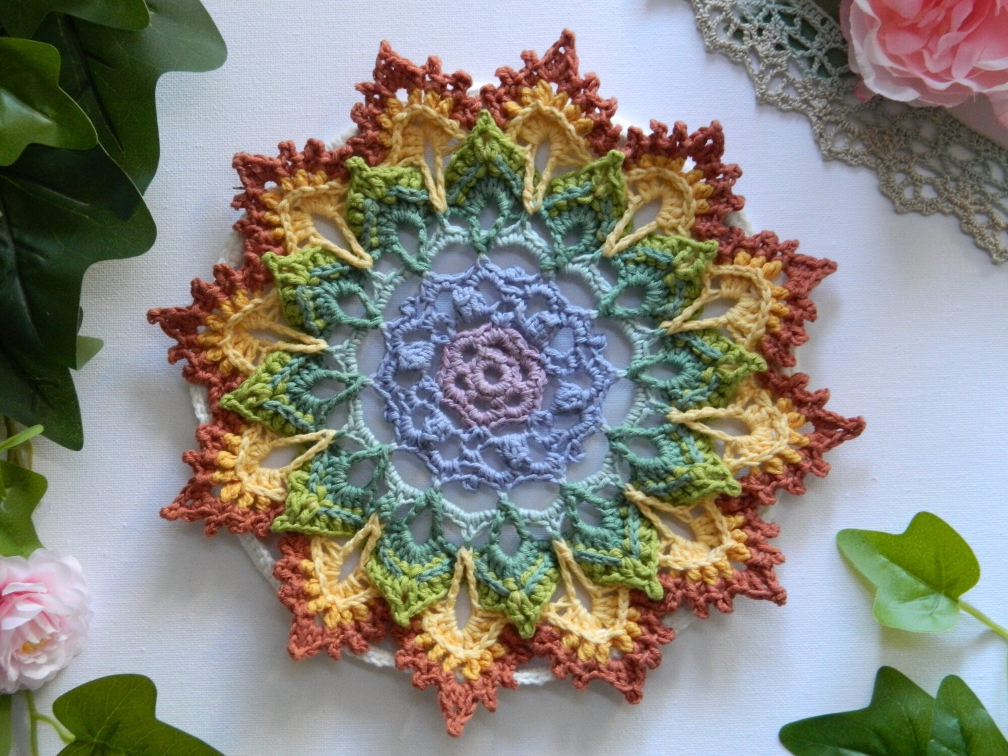 Attrape-rêves mandala multicolore représentant les couleurs des chakras, entièrement réalisé au crochet.