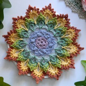 Attrape-rêves BIFROST au crochet Attrape-rêves mandala multicolore représentant les couleurs des chakras, entièrement réalisé au crochet.