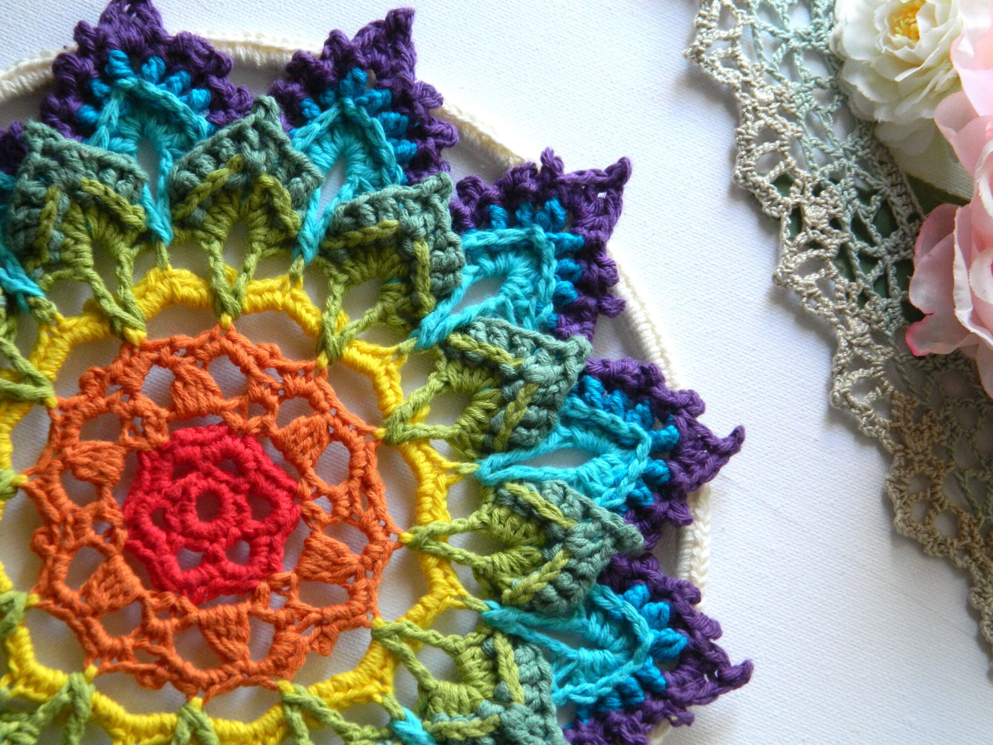 Attrape-rêves BIFROST au crochet - gros plan droit Attrape-rêves mandala multicolore représentant les couleurs des chakras, entièrement réalisé au crochet.