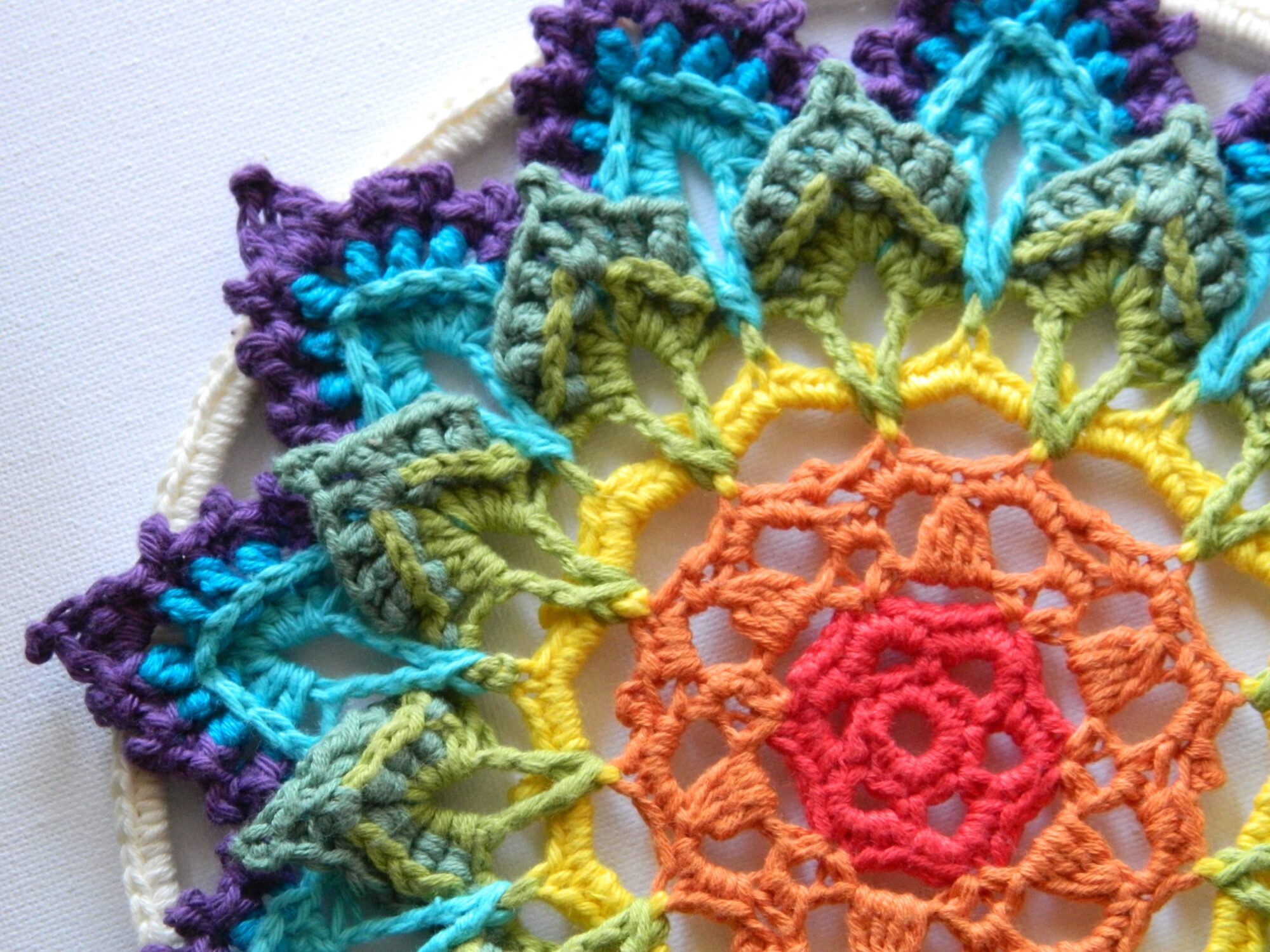 Attrape-rêves BIFROST au crochet - gros plan gauche Attrape-rêves mandala multicolore représentant les couleurs des chakras, entièrement réalisé au crochet.