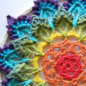 Attrape-rêves BIFROST au crochet - gros plan gauche Attrape-rêves mandala multicolore représentant les couleurs des chakras, entièrement réalisé au crochet.