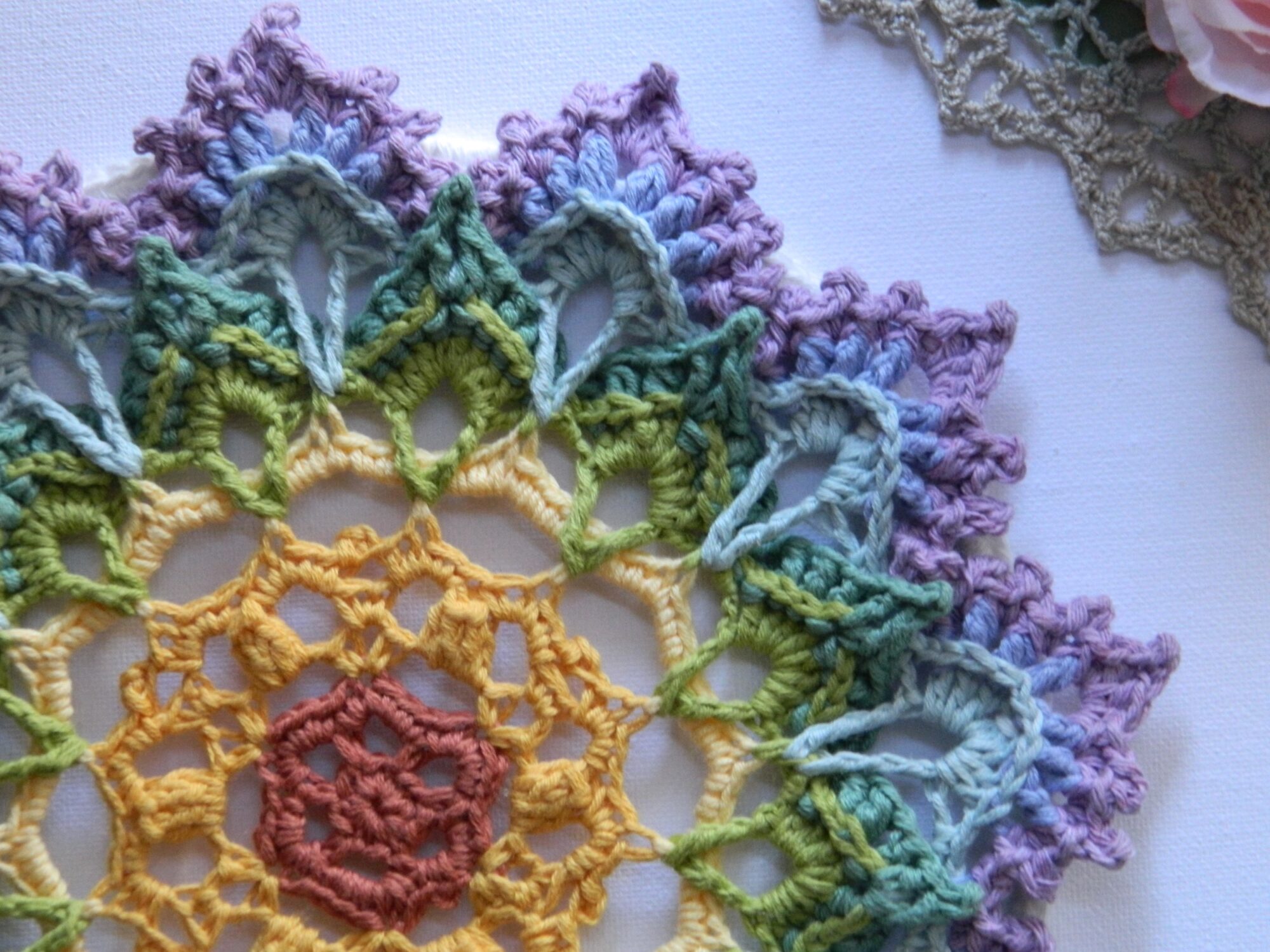 Attrape-rêves BIFROST au crochet - gros plan droit Attrape-rêves mandala multicolore représentant les couleurs des chakras, entièrement réalisé au crochet.