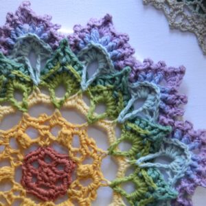 Attrape-rêves BIFROST au crochet - gros plan droit Attrape-rêves mandala multicolore représentant les couleurs des chakras, entièrement réalisé au crochet.