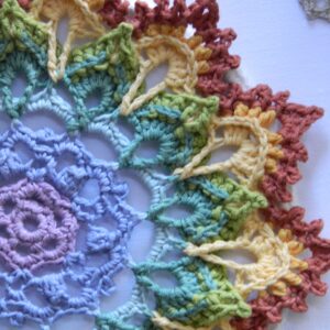Attrape-rêves mandala multicolore représentant les couleurs des chakras, entièrement réalisé au crochet.