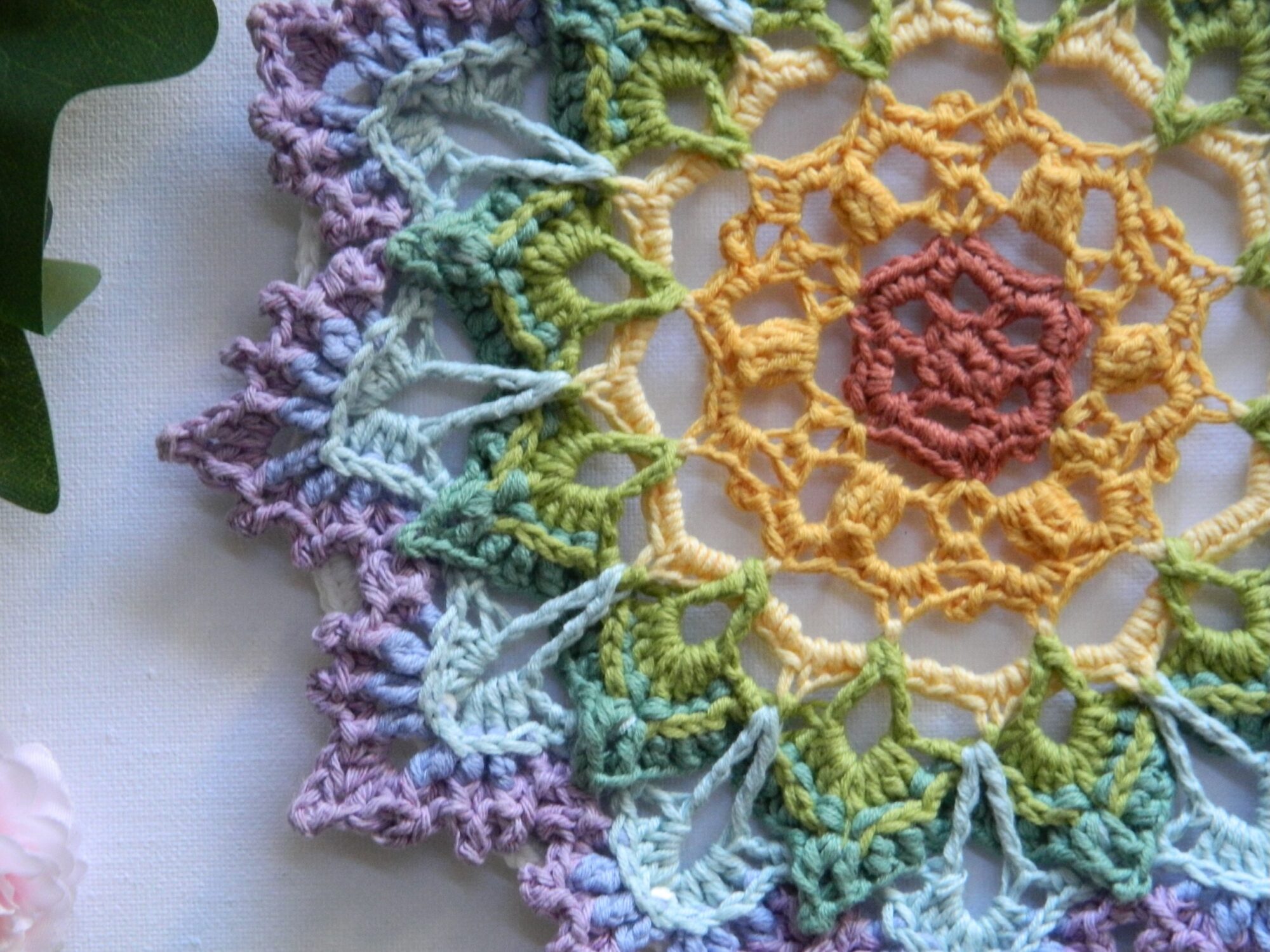 Attrape-rêves BIFROST au crochet - gros plan gauche Attrape-rêves mandala multicolore représentant les couleurs des chakras, entièrement réalisé au crochet.