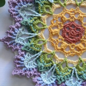 Attrape-rêves BIFROST au crochet - gros plan gauche Attrape-rêves mandala multicolore représentant les couleurs des chakras, entièrement réalisé au crochet.