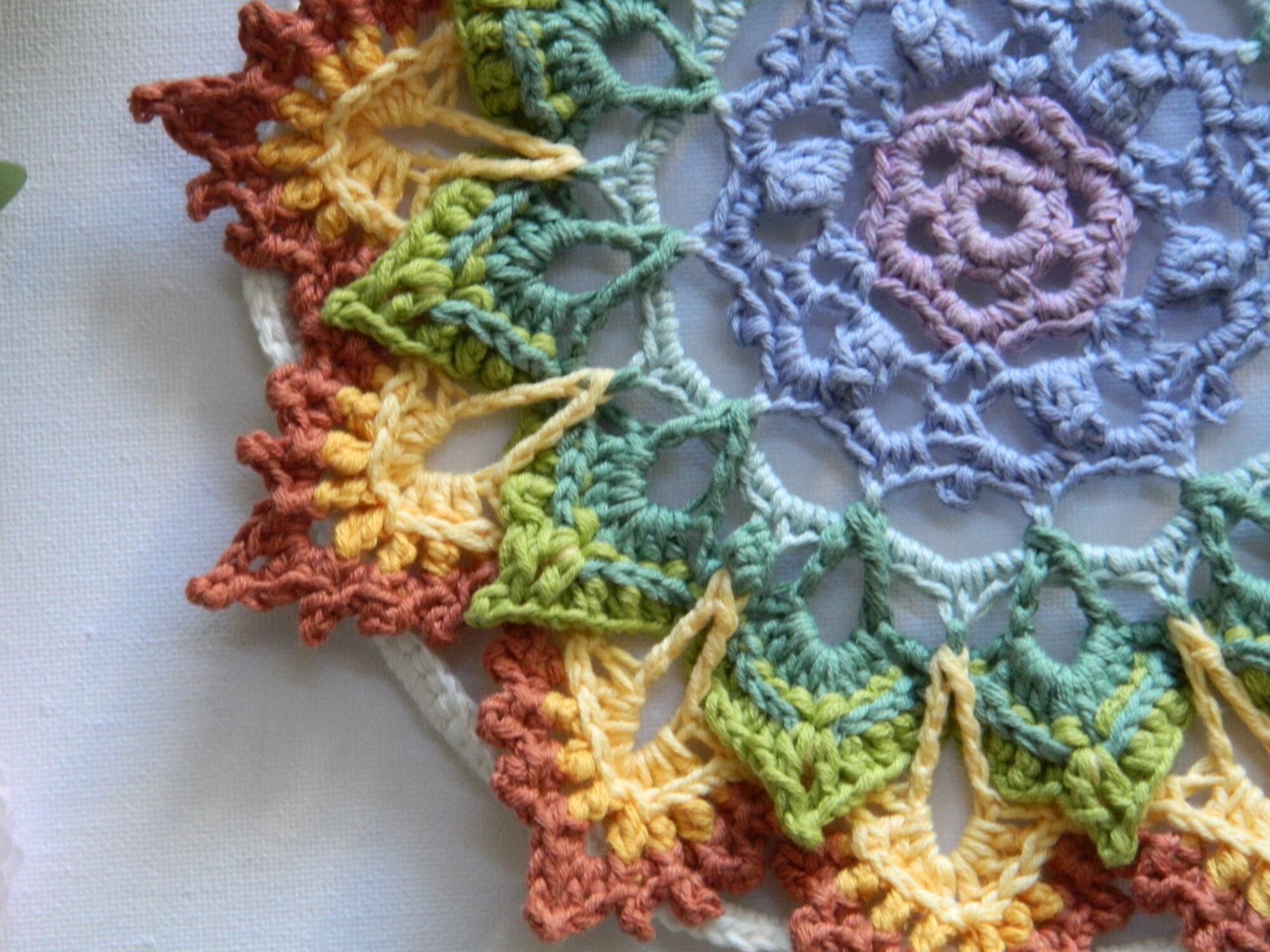 Attrape-rêves mandala multicolore représentant les couleurs des chakras, entièrement réalisé au crochet.