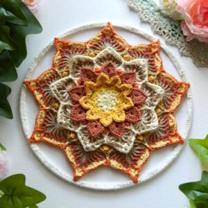 Attrape-rêves mandala terracotta au crochet SOLBLOM – Fait main Attrape-rêves mandala au crochet dans des tons terracotta, beige et écru, réalisé entièrement à la main pour une décoration bohème et spirituelle.