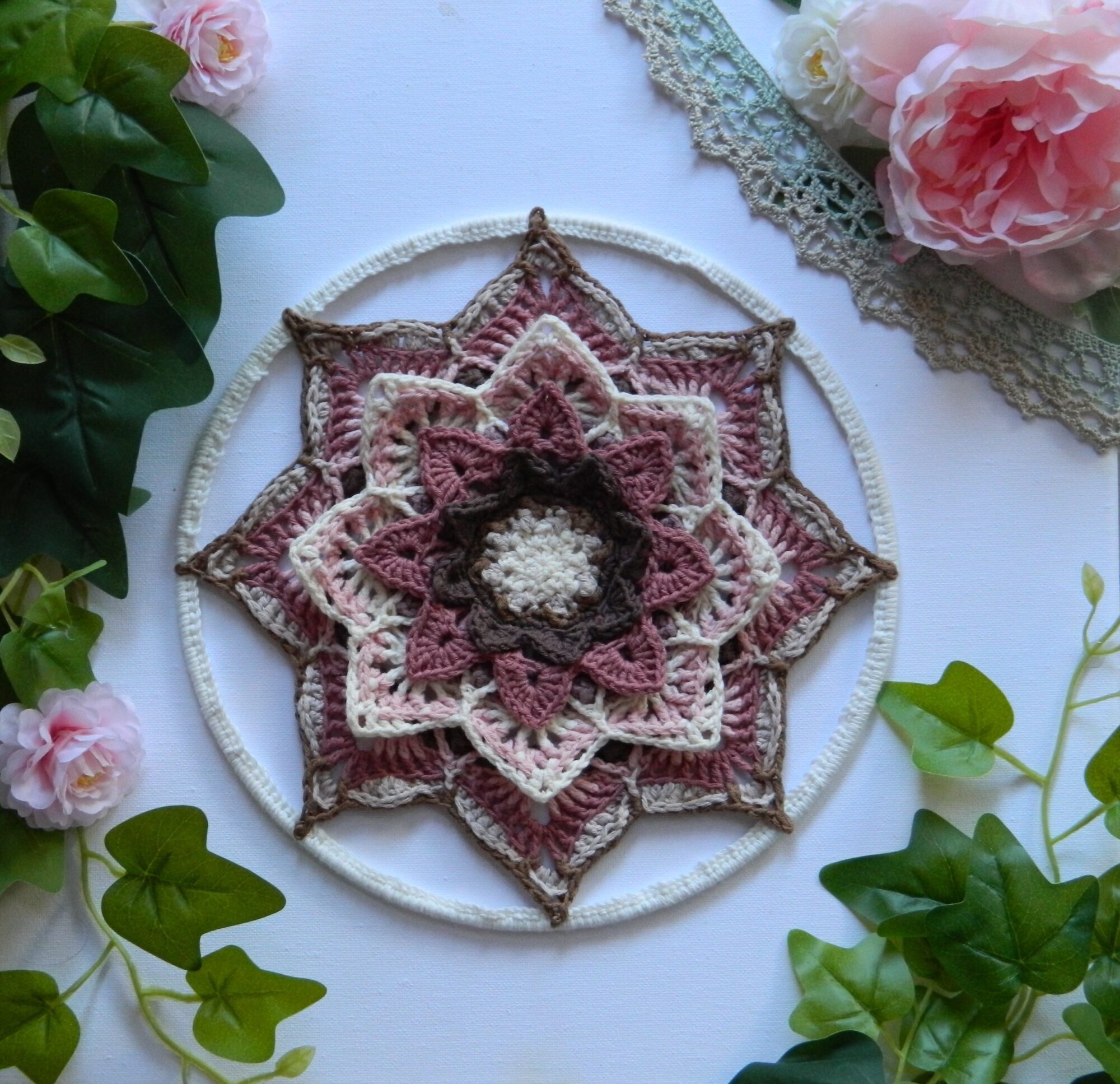 Attrape-rêves mandala rose au crochet SOLBLOM – Fait main Attrape-rêves mandala au crochet dans des tons rose, beige et écru, réalisé entièrement à la main pour une décoration bohème et spirituelle.