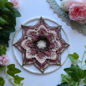 Attrape-rêves mandala rose au crochet SOLBLOM – Fait main Attrape-rêves mandala au crochet dans des tons rose, beige et écru, réalisé entièrement à la main pour une décoration bohème et spirituelle.