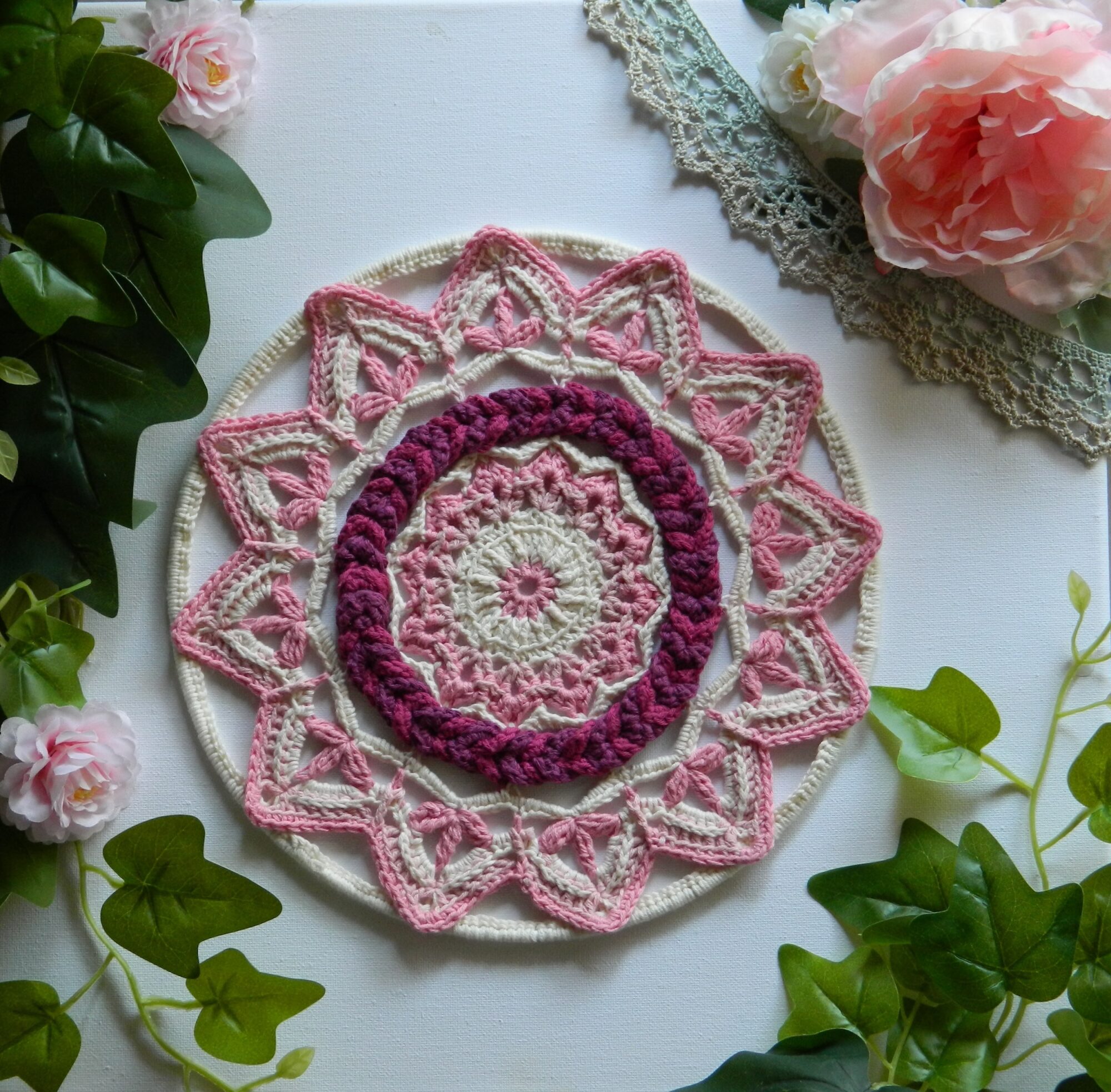 Attrape-rêves mandala au crochet dans des tons roses et blancs réalisé entièrement à la main.