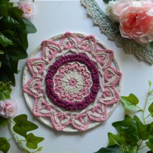 Attrape-rêves mandala LITTILL FLETTA au crochet Attrape-rêves mandala au crochet dans des tons roses et blancs réalisé entièrement à la main.