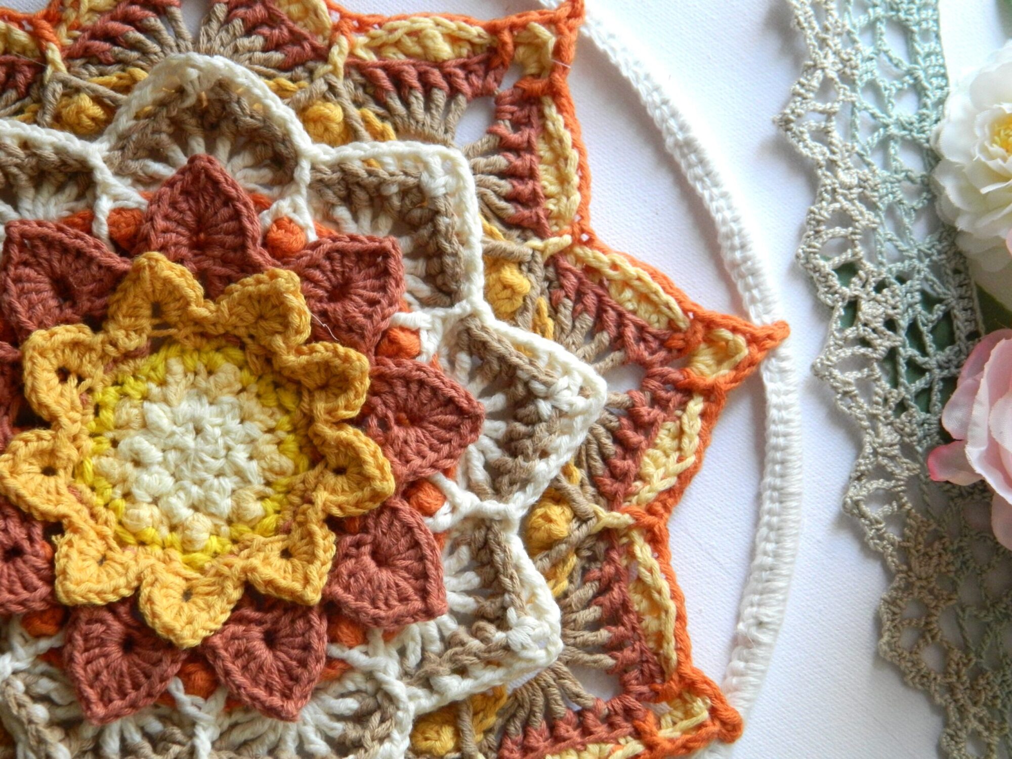 Attrape-rêves mandala au crochet dans des tons terracotta, beige et écru, réalisé entièrement à la main pour une décoration bohème et spirituelle.