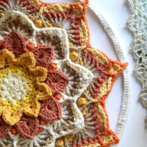 Attrape-rêves mandala au crochet dans des tons terracotta, beige et écru, réalisé entièrement à la main pour une décoration bohème et spirituelle.