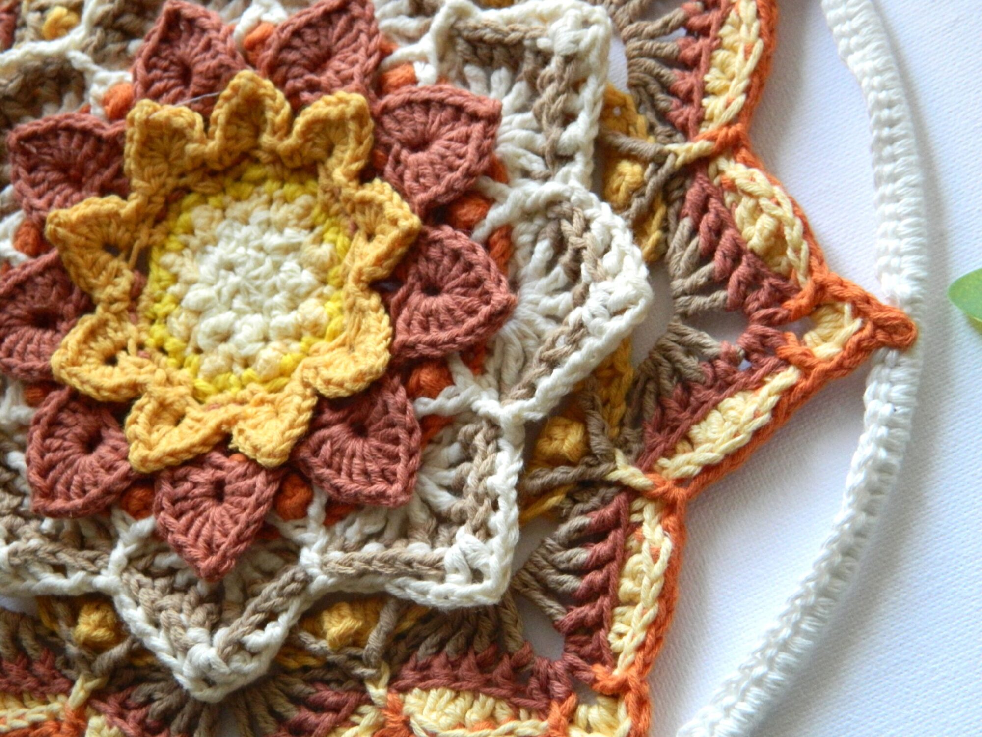 Attrape-rêves mandala au crochet dans des tons terracotta, beige et écru, réalisé entièrement à la main pour une décoration bohème et spirituelle.