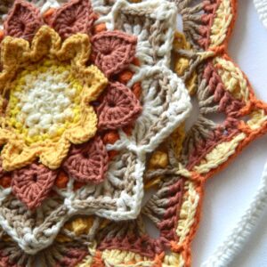 Attrape-rêves mandala au crochet dans des tons terracotta, beige et écru, réalisé entièrement à la main pour une décoration bohème et spirituelle.