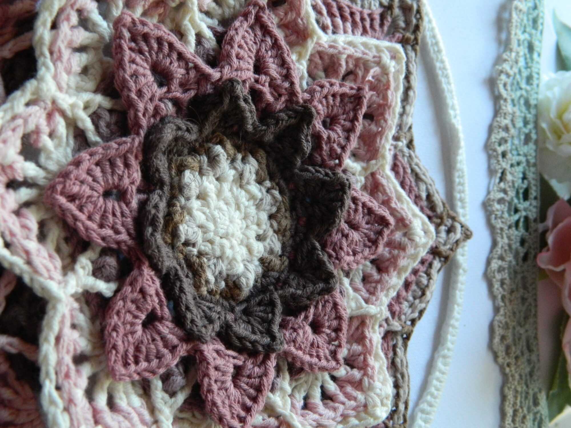 Attrape-rêves mandala SOLBLOM au crochet - gros plan droite– Fait main Attrape-rêves mandala au crochet dans des tons rose, beige et écru, réalisé entièrement à la main pour une décoration bohème et spirituelle.