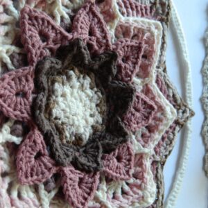Attrape-rêves mandala SOLBLOM au crochet - gros plan droite– Fait main Attrape-rêves mandala au crochet dans des tons rose, beige et écru, réalisé entièrement à la main pour une décoration bohème et spirituelle.