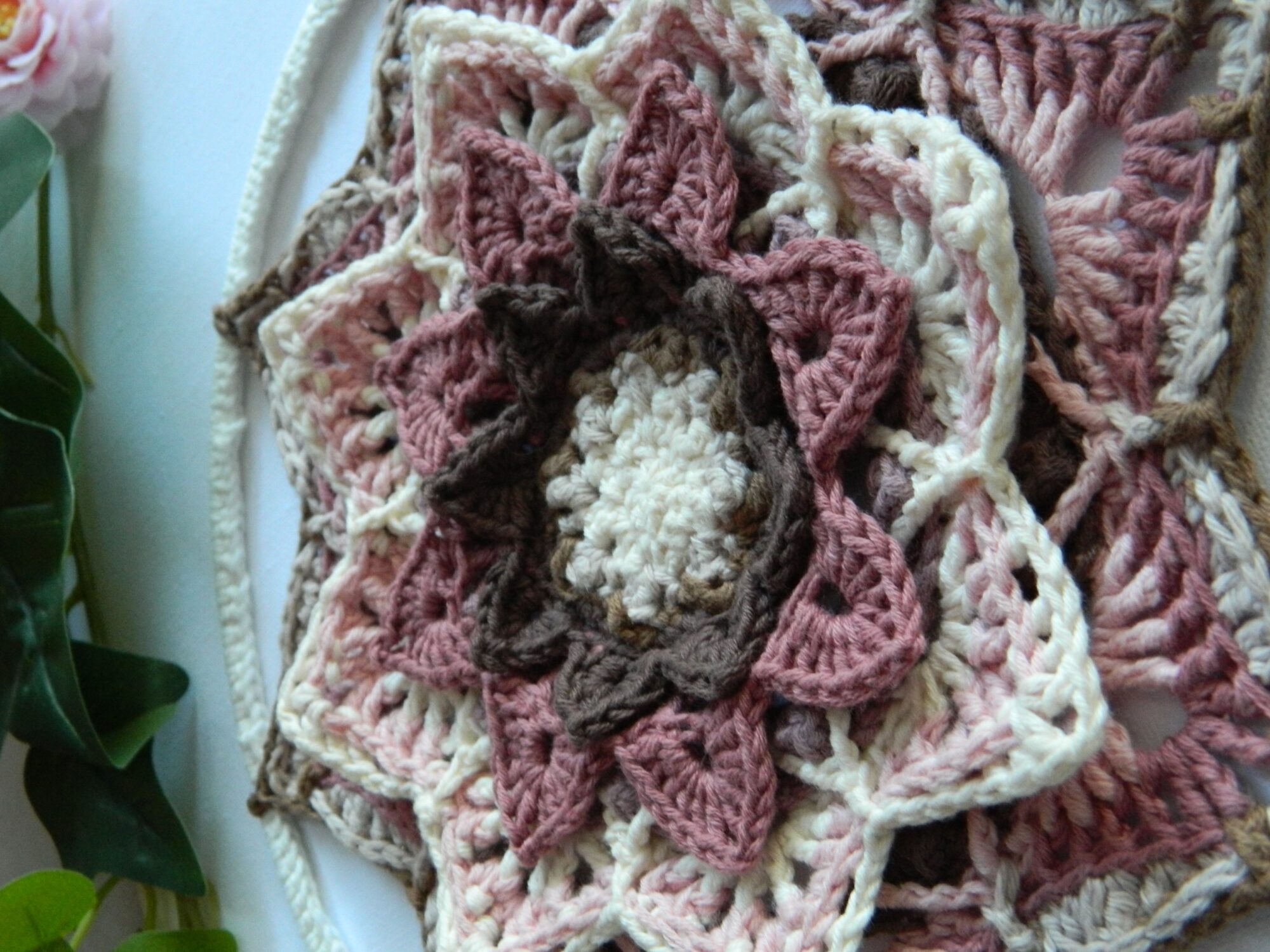 Attrape-rêves mandala SOLBLOM au crochet - gros plan – Fait main Attrape-rêves mandala au crochet dans des tons rose, beige et écru, réalisé entièrement à la main pour une décoration bohème et spirituelle.
