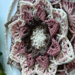 Attrape-rêves mandala SOLBLOM au crochet - gros plan – Fait main Attrape-rêves mandala au crochet dans des tons rose, beige et écru, réalisé entièrement à la main pour une décoration bohème et spirituelle.