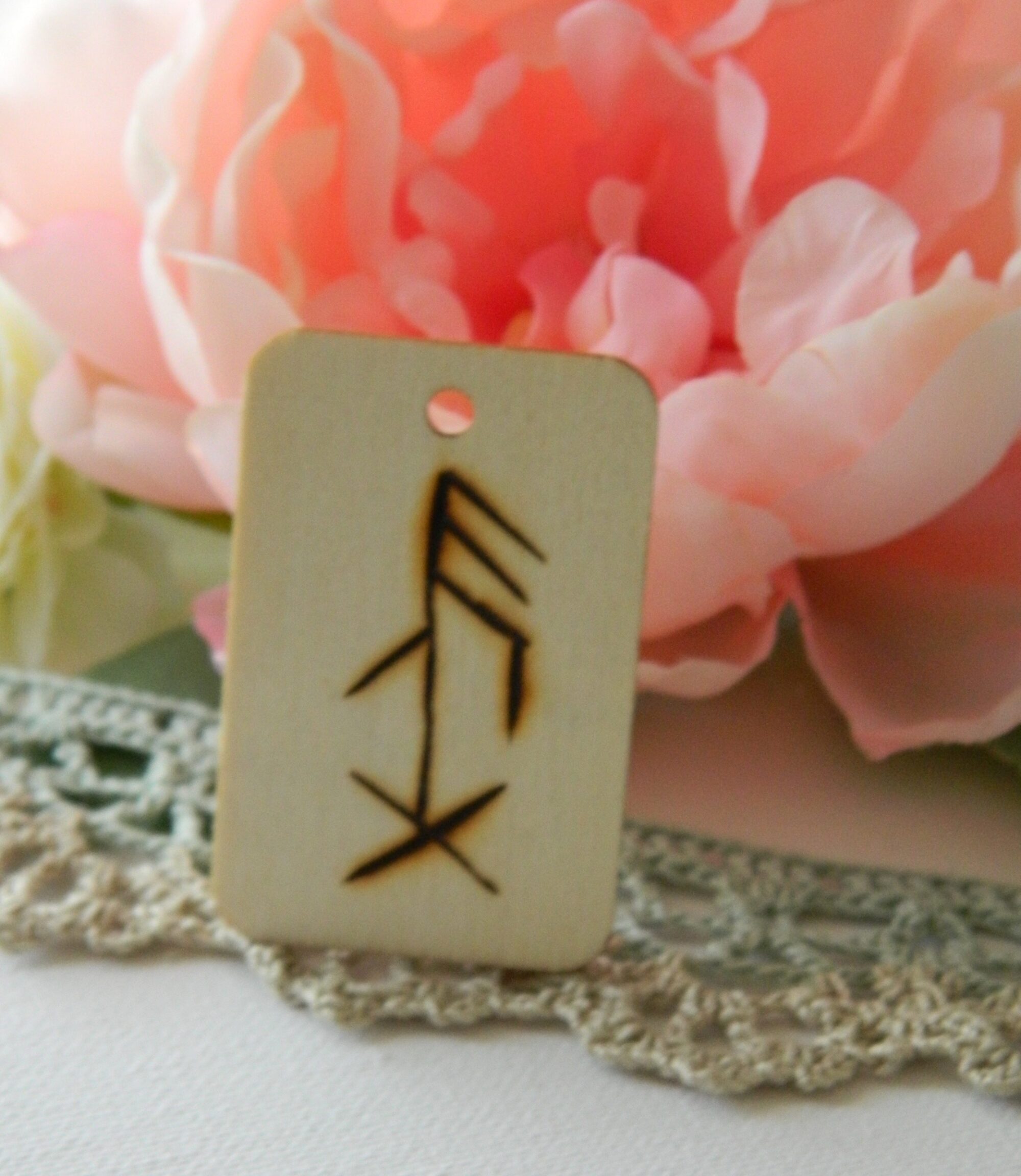 Bindrune Communication sereine – Amulette runique artisanale Bindrune de communication sereine gravée sur bois, amulette runique artisanale inspirée des traditions nordiques, réalisée à la main.