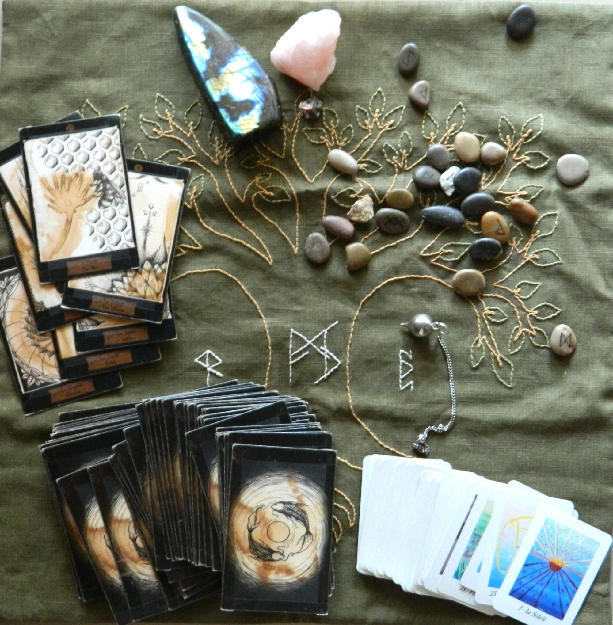 Guidance médium – Oracles, runes et pendule | Sorcière des rêves Consultation de voyance avec oracles, runes nordiques, pendule et cristaux sur un tapis de divination brodé à la main par Sorcière des rêves.