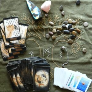 Guidance médium – Oracles, runes et pendule | Sorcière des rêves Consultation de voyance avec oracles, runes nordiques, pendule et cristaux sur un tapis de divination brodé à la main par Sorcière des rêves.