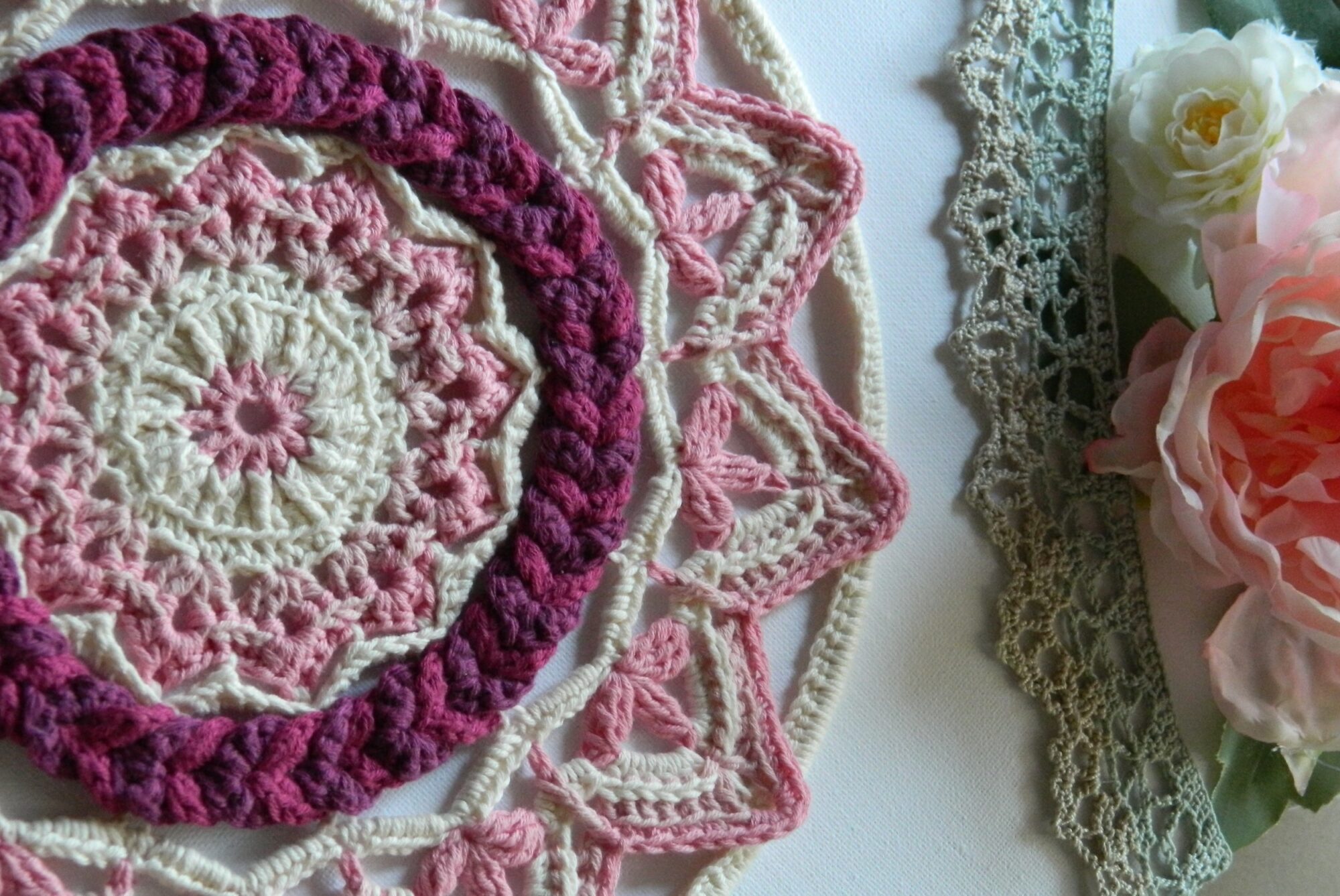 Attrape-rêves mandala au crochet dans des tons roses et blancs réalisé entièrement à la main.