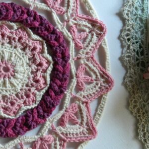 Attrape-rêves mandala au crochet dans des tons roses et blancs réalisé entièrement à la main.