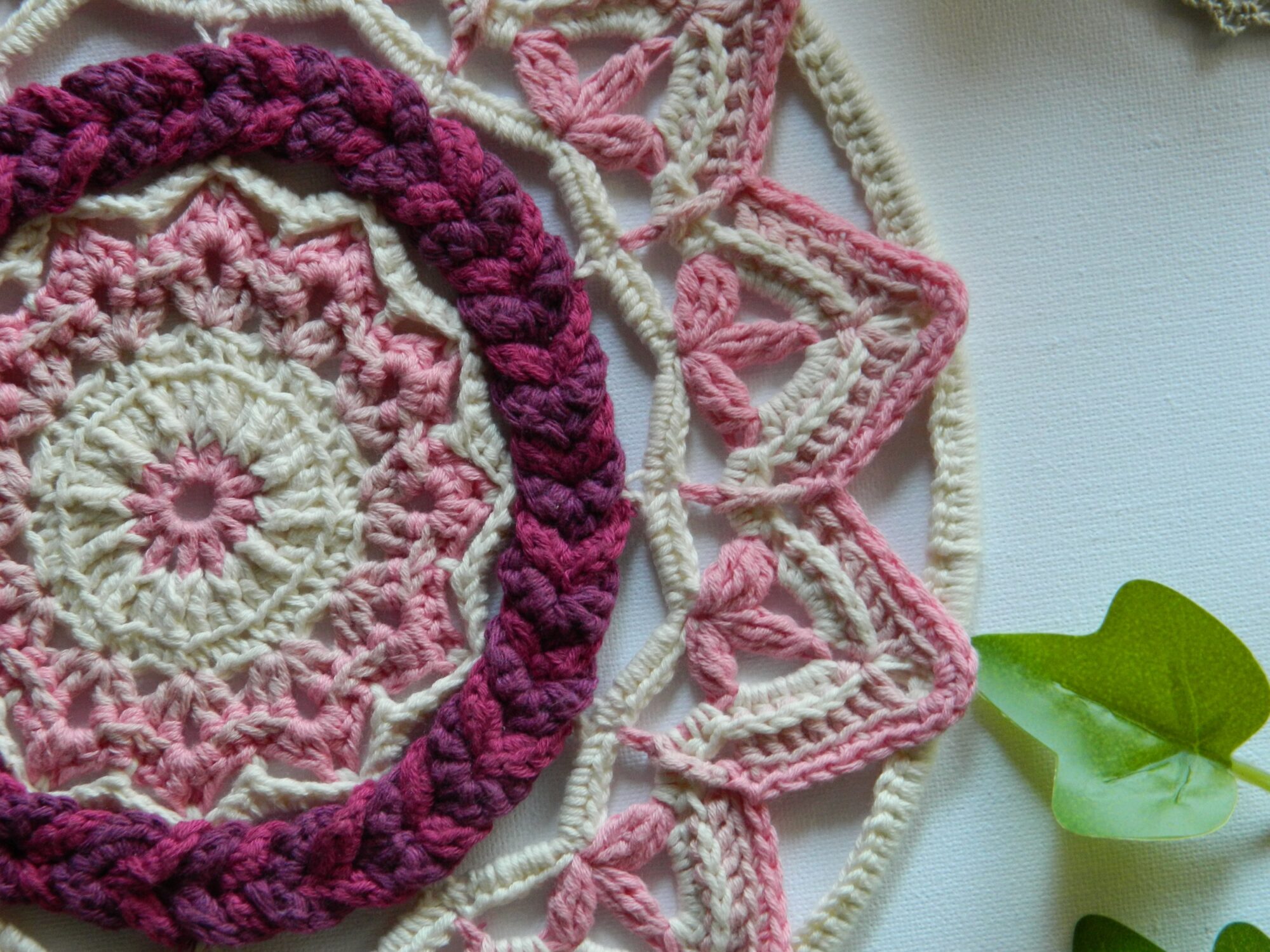 Attrape-rêves mandala au crochet dans des tons roses et blancs réalisé entièrement à la main.