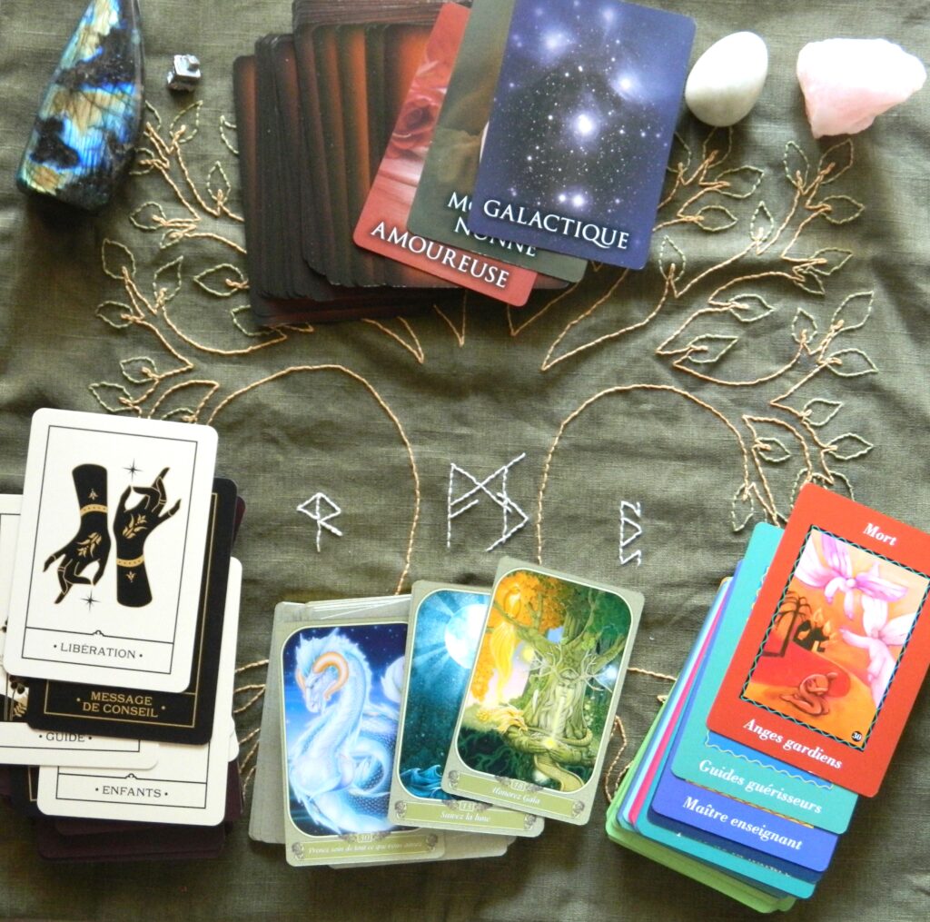 Guidance spirituelle par oracle avec tirage de cartes, pierres naturelles et tapis brodé de runes nordiques – Sorcière des rêves