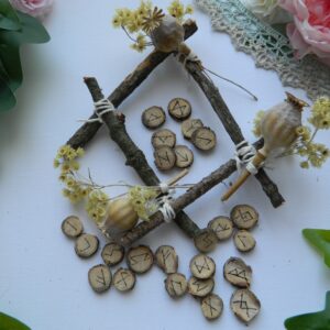 Jeu complet de runes en chêne artisanal Vue d'ensemble d'un jeu complet de 24 runes en chêne gravées à la main, inspiré du Futhark ancien, présenté dans une ambiance naturelle et spirituelle.