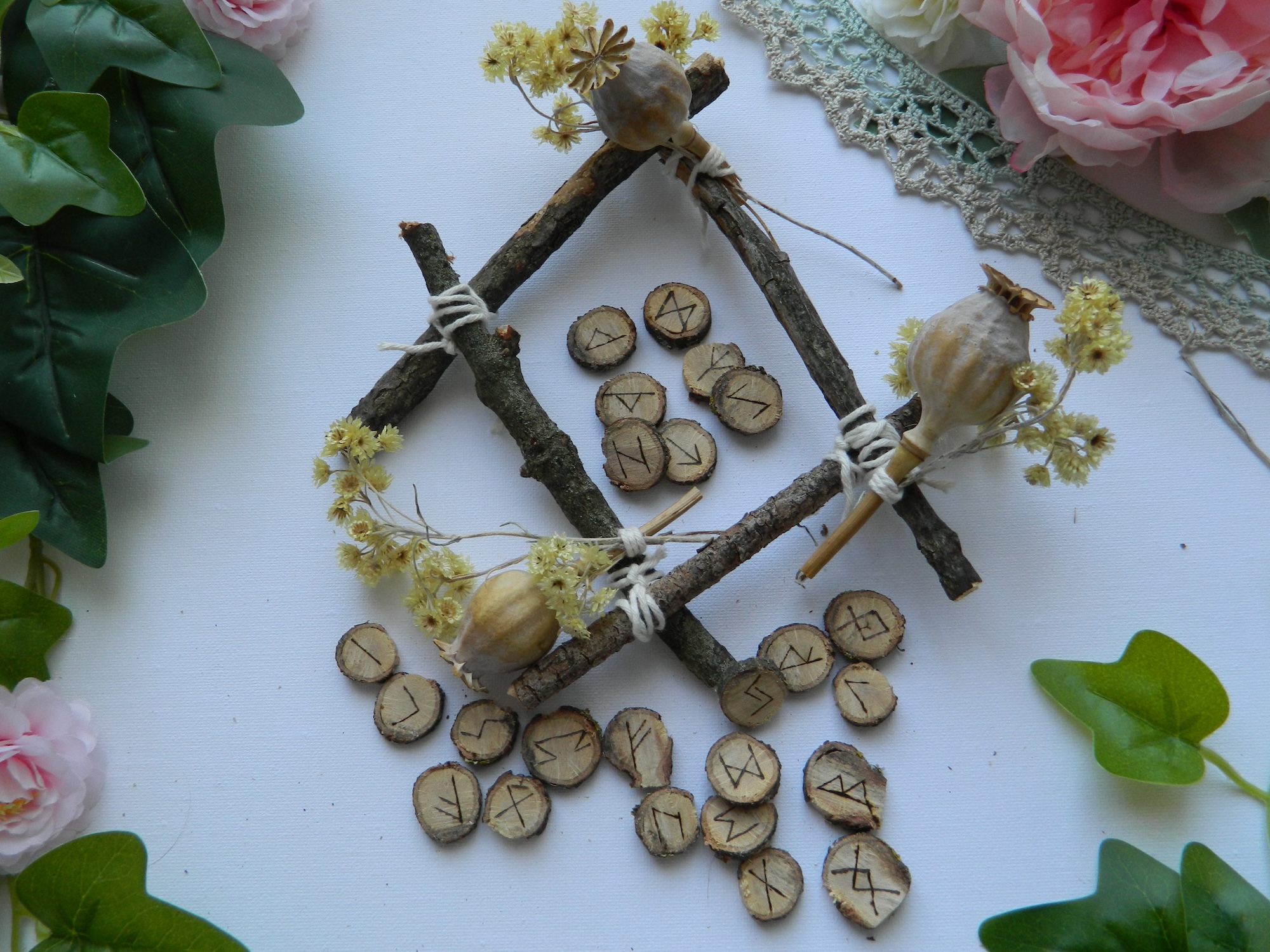 Vue d'ensemble d'un jeu complet de 24 runes en chêne gravées à la main, inspiré du Futhark ancien, présenté dans une ambiance naturelle et spirituelle.