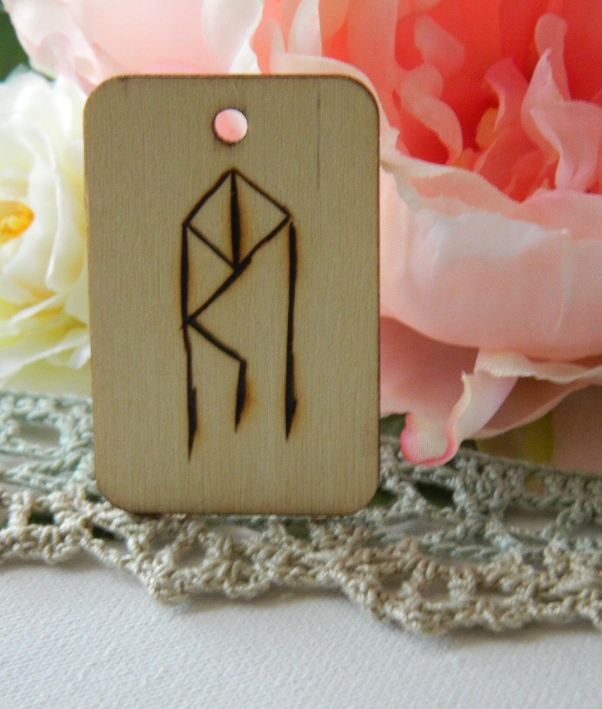 Bindrune Nouveau départ – Amulette runique artisanale Bindrune de nouveau départ gravée sur bois, amulette runique artisanale inspirée des traditions nordiques, réalisée à la main.