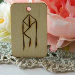 Bindrune Nouveau départ – Amulette runique artisanale Bindrune de nouveau départ gravée sur bois, amulette runique artisanale inspirée des traditions nordiques, réalisée à la main.