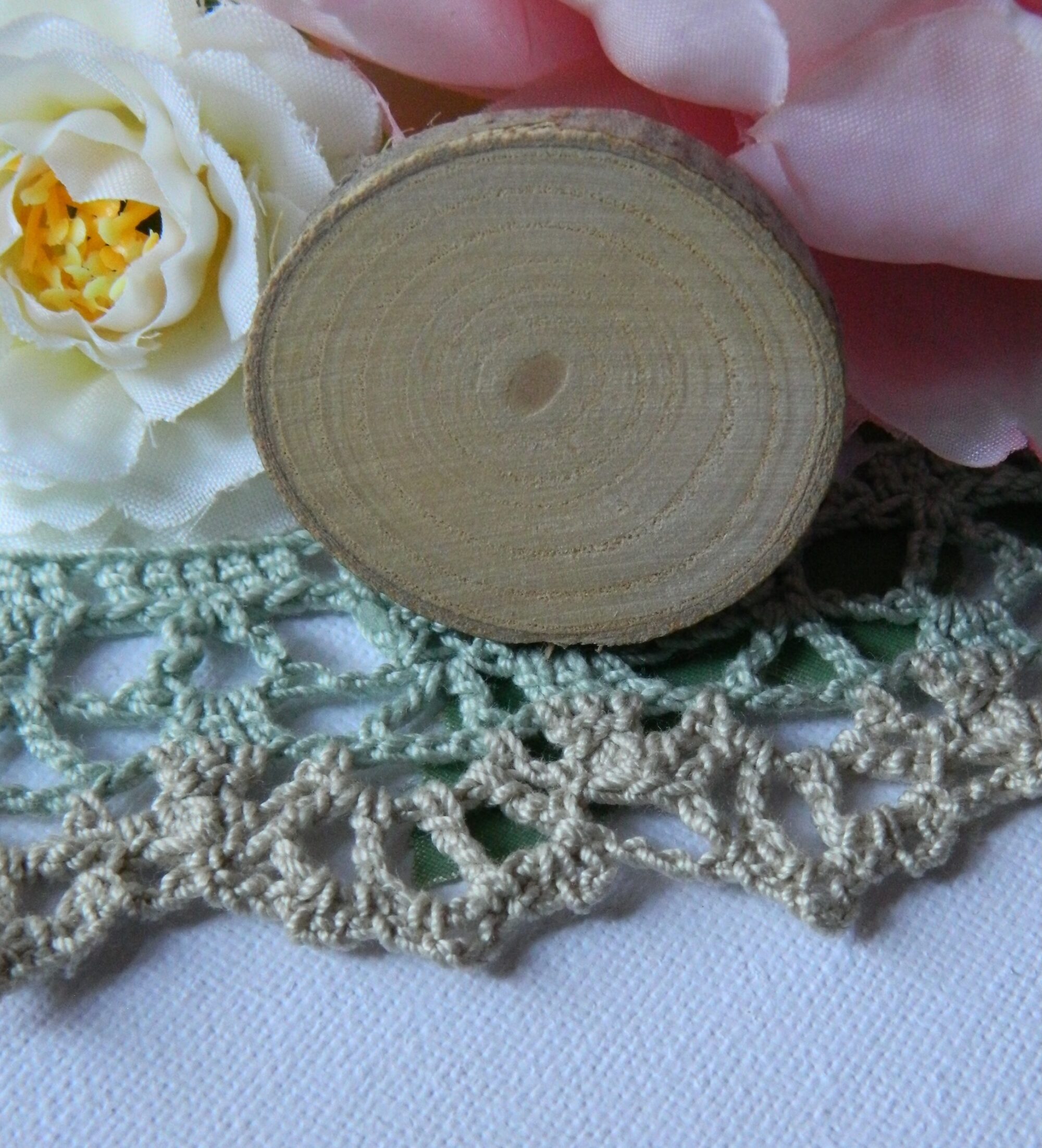 Petit support rond en bois naturel servant à la création d'une bindrune personnalisée gravée artisanalement.