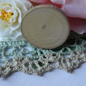 Petit support rond en bois naturel servant à la création d'une bindrune personnalisée gravée artisanalement.