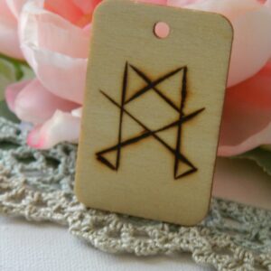 Bindrune Retrouver l'harmonie et l'équilibre – Amulette runique artisanale Bindrune pour retrouver l'harmonie et l'équilibre gravée sur bois, amulette runique artisanale inspirée des traditions nordiques, réalisée à la main.