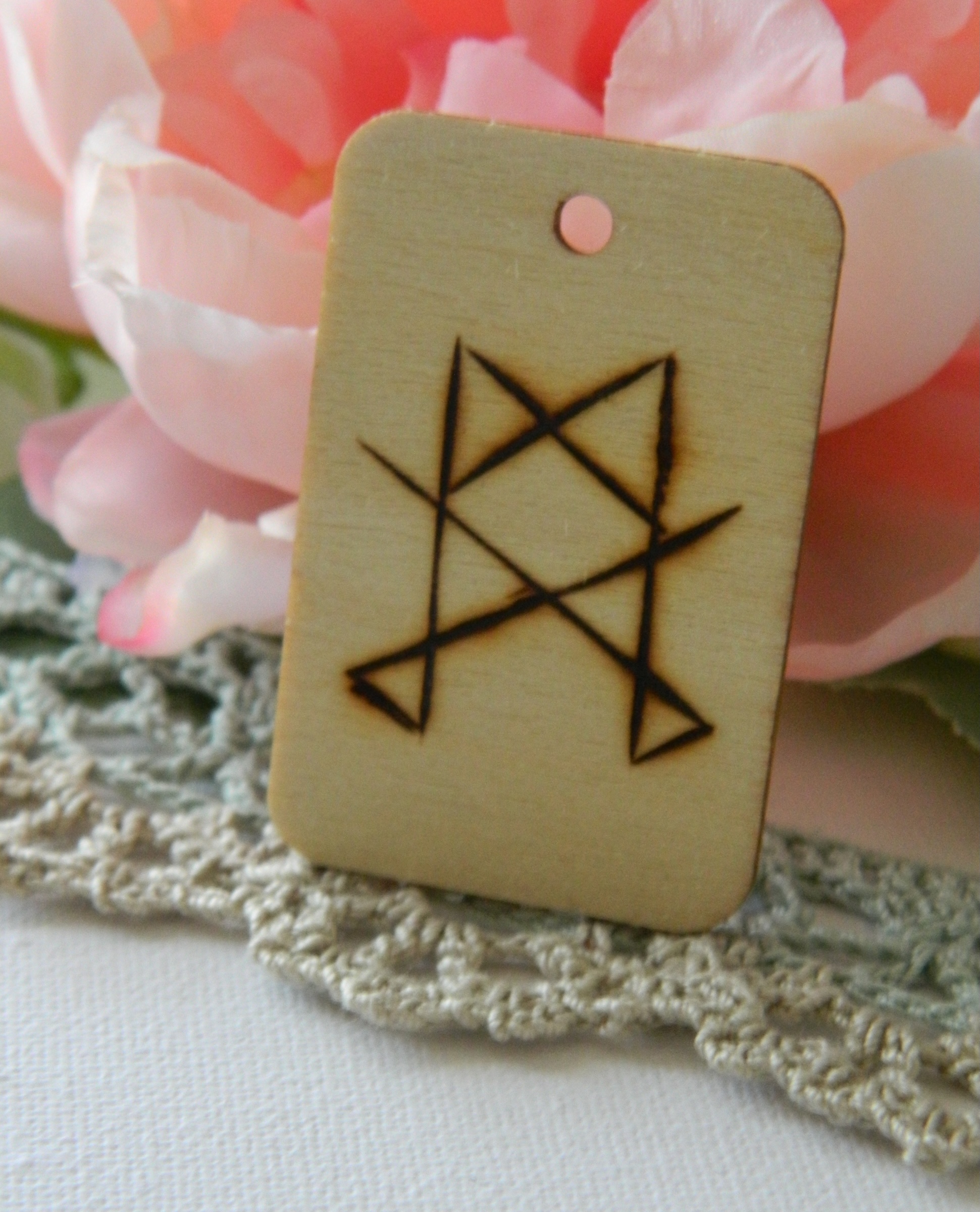 Bindrune Retrouver l'harmonie et l'équilibre – Amulette runique artisanale Bindrune pour retrouver l'harmonie et l'équilibre gravée sur bois, amulette runique artisanale inspirée des traditions nordiques, réalisée à la main.