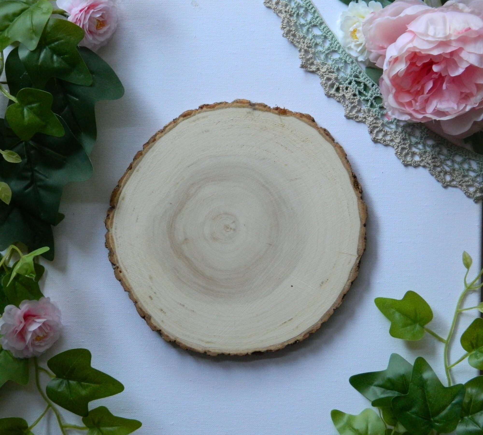 Grand support rond en bois naturel destiné à la création d'une bindrune personnalisée gravée à la main.