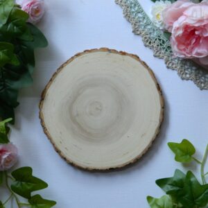 Grand support rond en bois naturel destiné à la création d'une bindrune personnalisée gravée à la main.